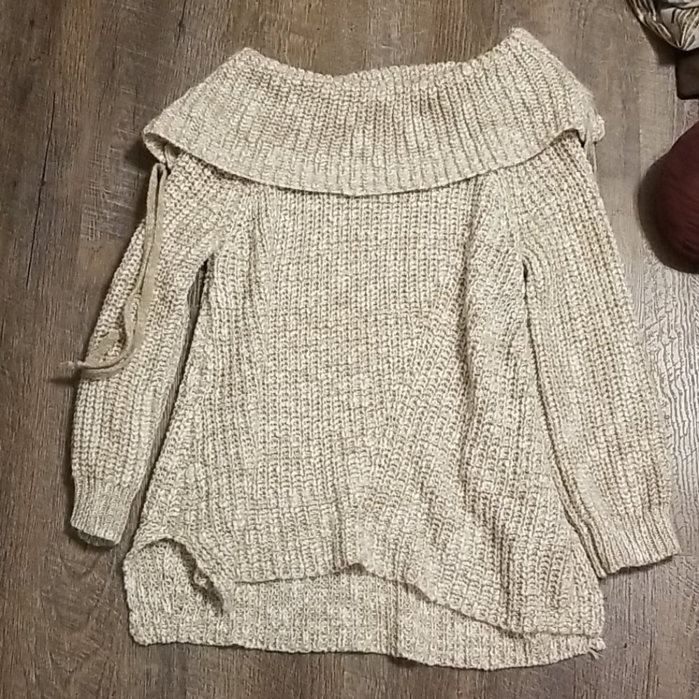 Quarter sleeve sweater